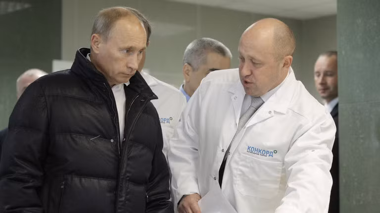 Ông Vladimir Putin, thời điểm giữ chức Thủ tướng Nga, trong một chuyến thăm nhà máy thực phẩm Concord do ông Prigozhin làm Tổng Giám đốc. Ảnh: Sputnik