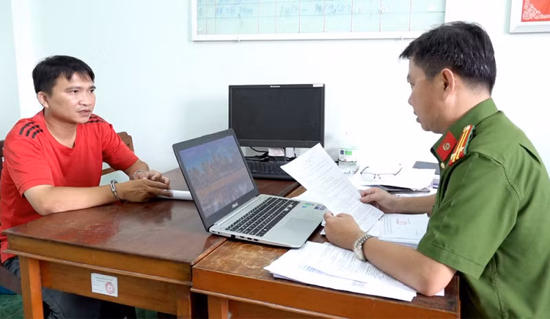 Cán bộ Công an làm việc với Lê Hoàng Vũ.
