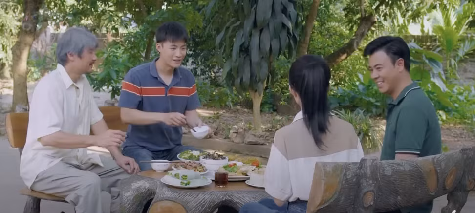 Món quà của cha xoay quanh bốn cha con ông Nhân (NSƯT Võ Hoài Nam). Ảnh: CMH.