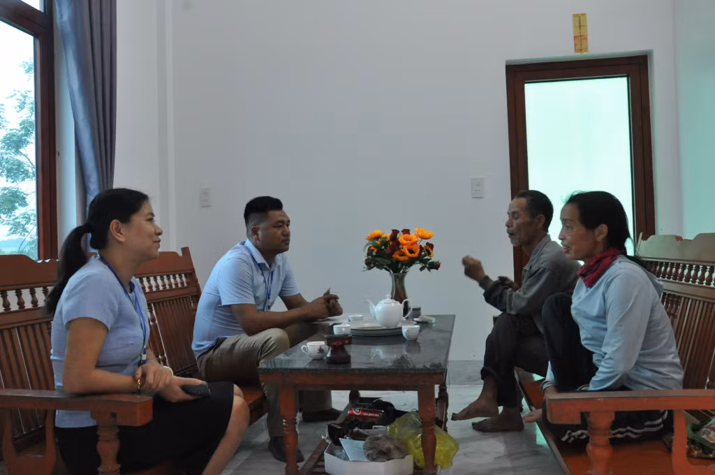 Vợ chồng ông Phạm Văn Thoại (bên phải ảnh)- hộ tàn tật ở thôn Voòng Tre, xã Đài Xuyên (Vân Đồn) trò chuyện với cán bộ huyện, xã ngay trong ngôi nhà mới xây dựng có sự hỗ trợ 1 phần kinh phí của các đoàn thể huyện Vân Đồn.