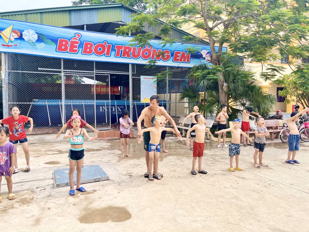 Trẻ em phường Yên Hải, TX Quảng Yên được hướng dẫn kỹ năng phòng, chống đuối nước.