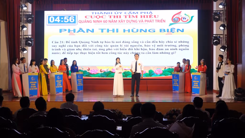 Phần thi Hùng biện Cuộc thi sân khấu hóa tìm hiểu Quảng Ninh 60 năm xây dựng và phát triển.