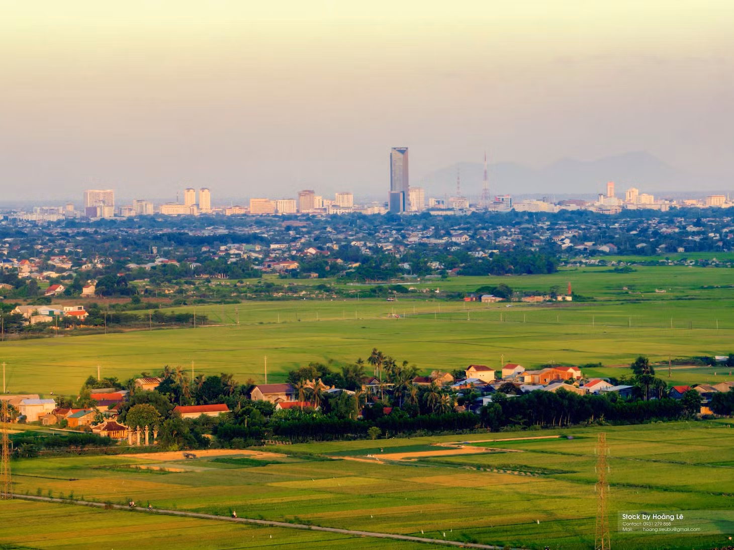 “La” có nghĩa “lụa là”, “Chử” là “đầm nước, bến nước – phiên âm theo chữ quốc ngữ hiện nay “Chử” phải viết bằng “dấu hỏi”, là tấm lụa phẳng trải dài phơi bên bến nước mênh mông. Do vậy, nếu viết đúng tên làng phải gọi là “La Chử” chứ không phải là “La Chữ” như nhiều người thường nghĩ. Ảnh: Hoàng Lê