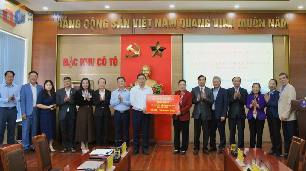 Lãnh đạo Hội Khuyến học Việt Nam trao 100 triệu đồng cho học sinh vượt khó tại Cô Tô.