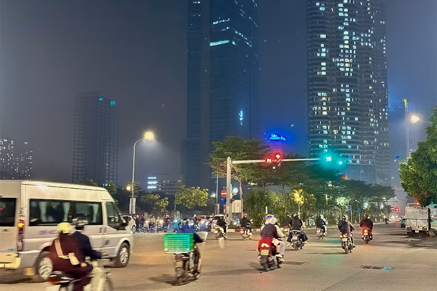Ghi nhận tối ngày 30.11, Hà Nội chìm trong ô nhiễm. Ảnh: Phương Anh
