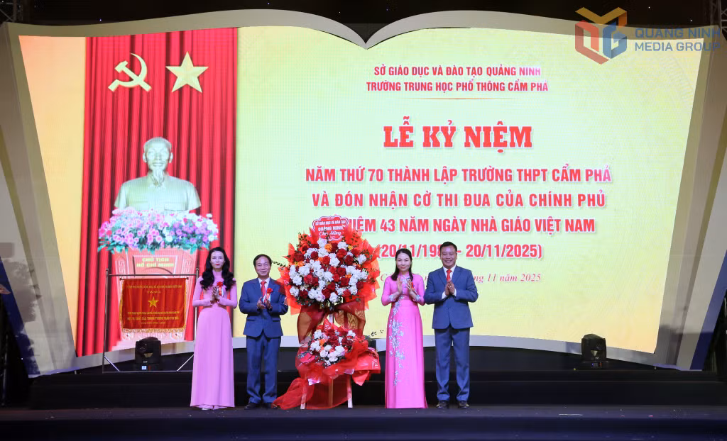 Lãnh đạo Sở GD&amp;ĐT tỉnh tặng hoa chúc mừng tập thể Trường THPT Cẩm Phả nhân dịp kỷ niệm 70 năm thành lập trường.