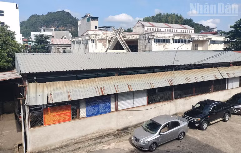 Trung tâm Đăng kiểm xe cơ giới số 2602D trước đây là đơn vị cấp 2 của Sở Giao thông Vận tải tỉnh Sơn La, cổ phần hóa năm 2017 và hết thời gian thuê đất từ tháng 6/2020.