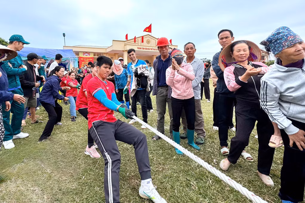 Môn thi đấu kéo co luôn tạo được không khí vui tươi, phấn khởi, thu hút rất đông người dân tham gia và cổ vũ.