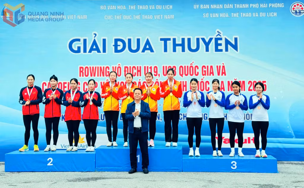 Các VĐV Lý Thị Thuý- Bàn Thị Lý- Vũ Thị Nhật Mai- Lục Thanh Nguyên giành HCV C4 200m ở môn Canoeing.