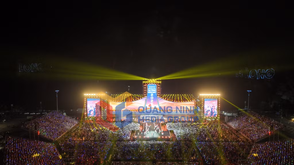 Chương trình nghệ thuật Hạ Long Concert 2025 với chủ đề “Hào khí Di sản - Bừng sáng tương lai” (11-2025). Ảnh: PV