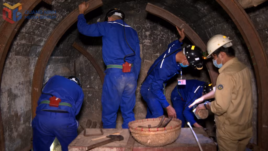Thầy và trò Trường Cao đẳng Than- Khoáng sản Việt Nam thực hành trong mô hình lò chợ.