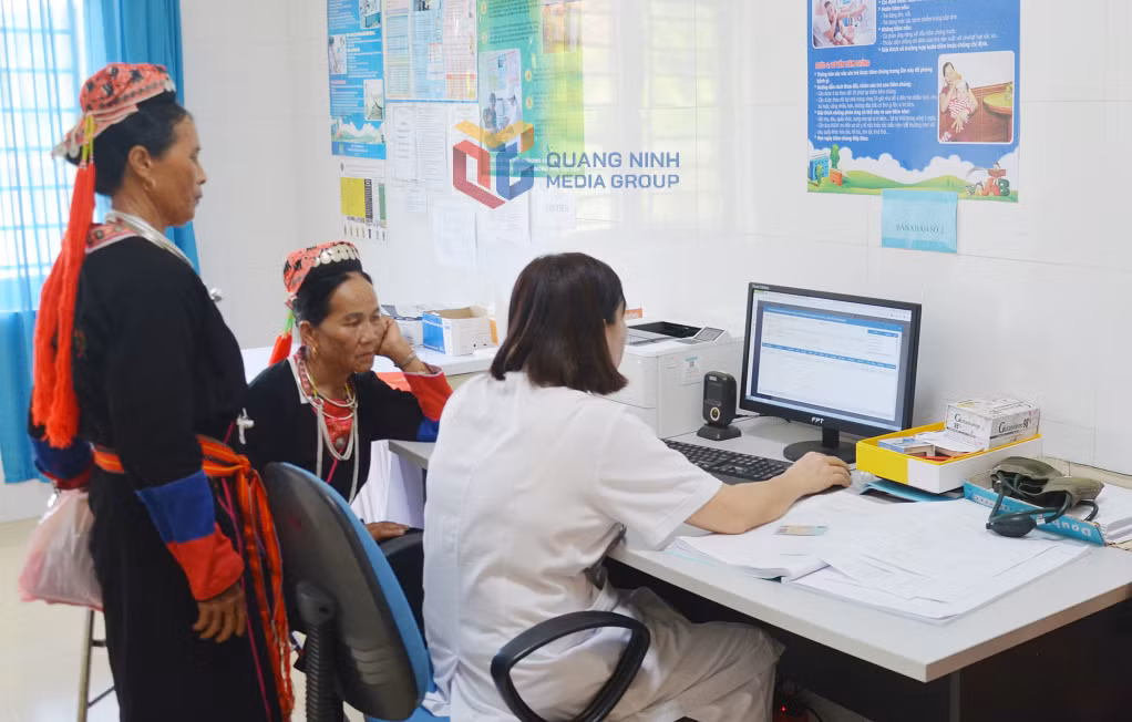 Người dân đến Trung tâm y tế xã Quảng La khám chữa bệnh BHYT sau khi thực hiện mô hình chính quyền địa phương hai cấp tháng 7/2025.