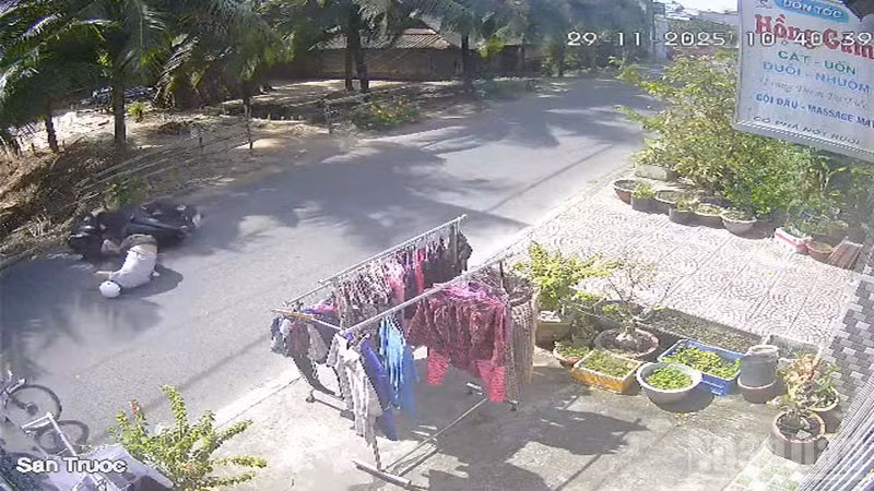 Hiện trường ông N.T.S ngã xuống do vướng dây cáp (Ảnh cắt từ clip).
