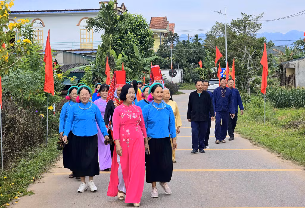 Ngay từ sáng sớm ngày 16/11, ở nhiều thôn, bản, khu phố, không khí của Ngày hội Đại đoàn kết toàn dân tộc đã hết sức rộn ràng. Bà con nhân dân xúng xính trong những bộ váy áo đẹp xinh, rực rỡ sắc màu cùng nhau đến các nhà văn hoá, các khu vực trung tâm để chung ngày vui kết đoàn.