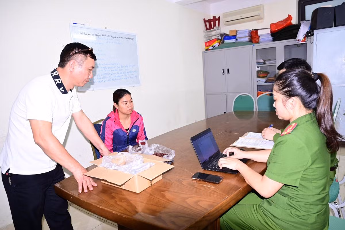 Công an phường Ngô Quyền bắt giữ ổ nhóm lừa đảo chiếm đoạt tài sản dưới hình thức bán “thuốc đông y“. Ảnh: Công an TP Hải Phòng