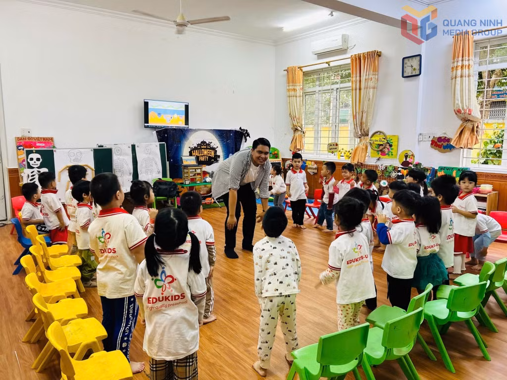 Một tiết học tiếng Anh đầy cảm hứng của thầy và trò Trường Mầm non Edukids Uông Bí. Ảnh: Việt Hoa