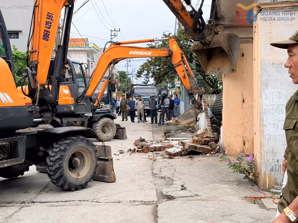 Các hộ dân khu Giếng Đáy 1, phường Việt Hưng đã thực hiện ngay việc di chuyển công trình kiến trúc, phá dỡ tường rào để bản giao mặt bằng phục vụ công tác cải tạo, chỉnh trang hạ tầng đô thị..