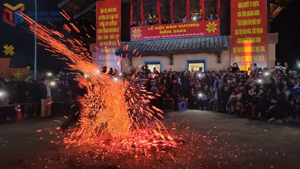 Nghi lễ Nhảy lửa linh thiêng của người Dao.