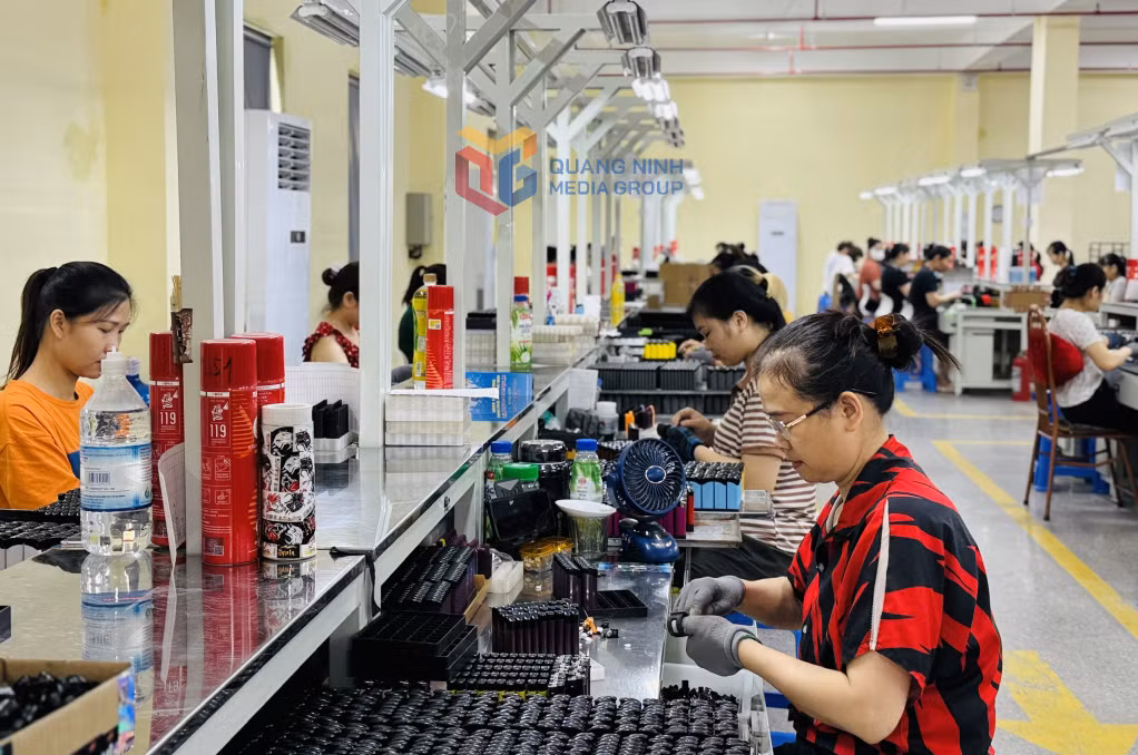 Sản xuất bật lửa tại Công ty TNHH Điện tử Vạn Lực Việt Nam (KCN Cái Lân).