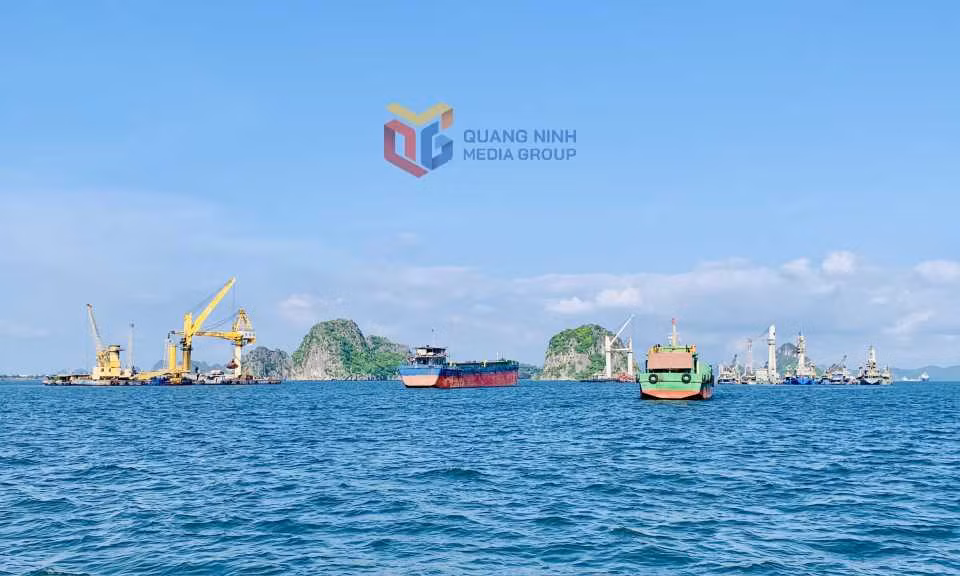 Hoạt động chuyển tải, bốc xếp hàng hóa tại khu vực cảng Con Ong - Hòn Nét. Ảnh: Mạnh Trường