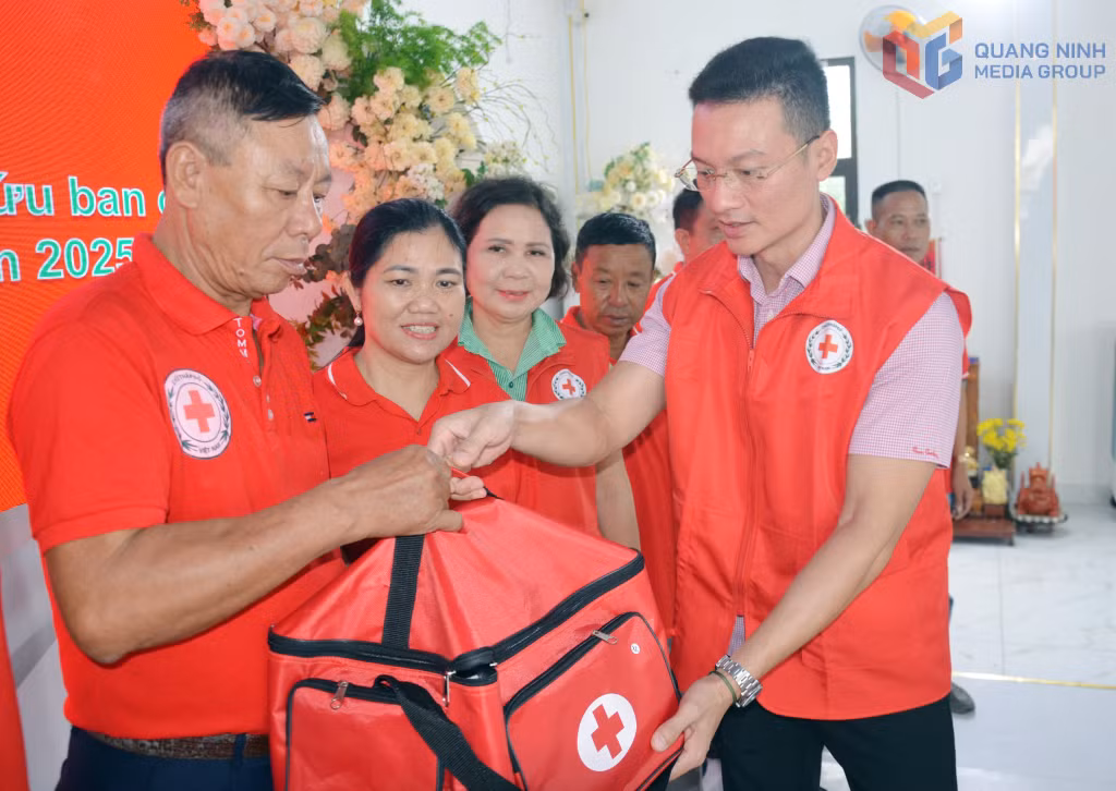 Phó Chủ tịch Hội Chữ thập đỏ tỉnh Nguyễn Tuấn Anh trao tặng túi cứu thương cho các Đội tình nguyện viên ATGT năm 2025.