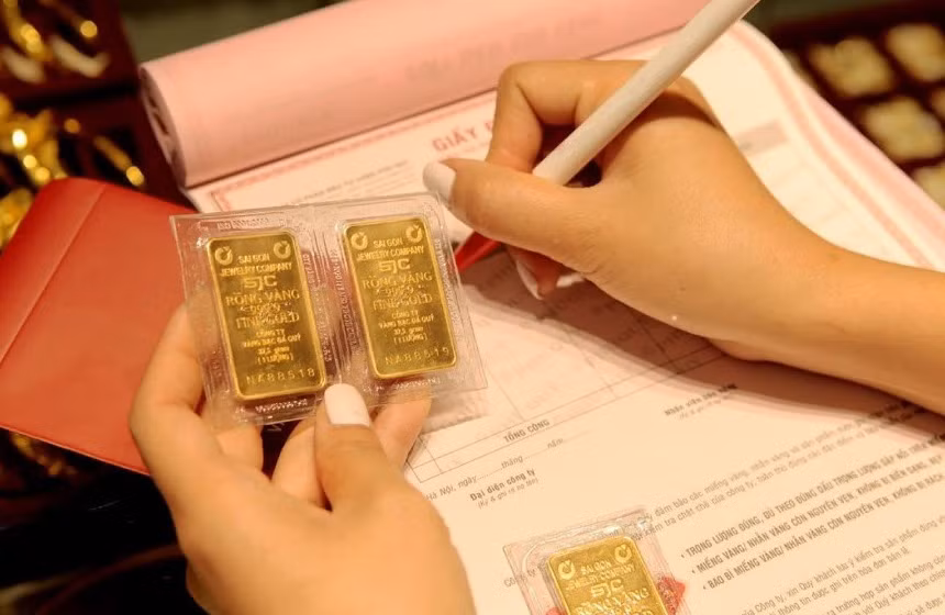 Kiến nghị đánh thuế 10% giao dịch cả vàng miếng và vàng trang sức.