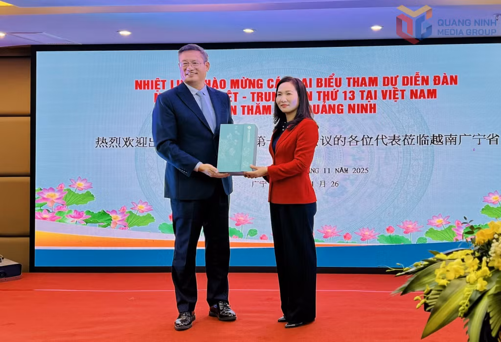 Đồng chí Phó Chủ tịch UBND tỉnh tiếp nhận phần quà của Đoàn đại biểu.