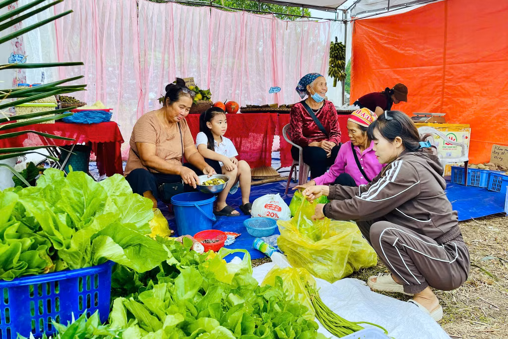 ...hay xã Hải Hoà, người dân đã tổ chức phiên chợ quê trong Ngày hội Đại đoàn kết, thúc đẩy tiêu thụ và quảng bá sản phẩm của địa phương.