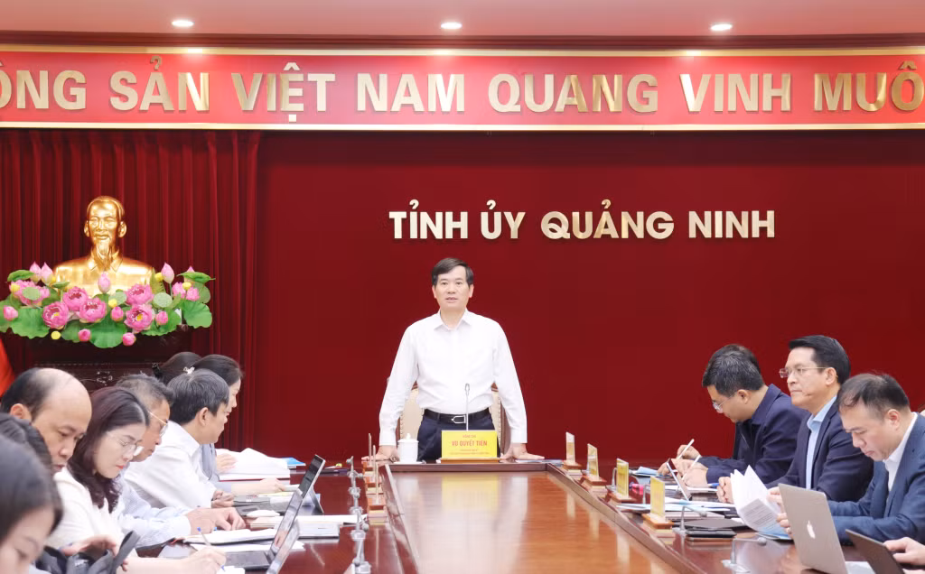 Đồng chí Vũ Quyết Tiến, Phó Bí thư Tỉnh ủy, Chủ tịch Ủy ban MTTQ tỉnh, phát biểu chỉ đạo tại buổi làm việc với Đảng ủy Sở GD&amp;ĐT, ngày 4/11/2025.