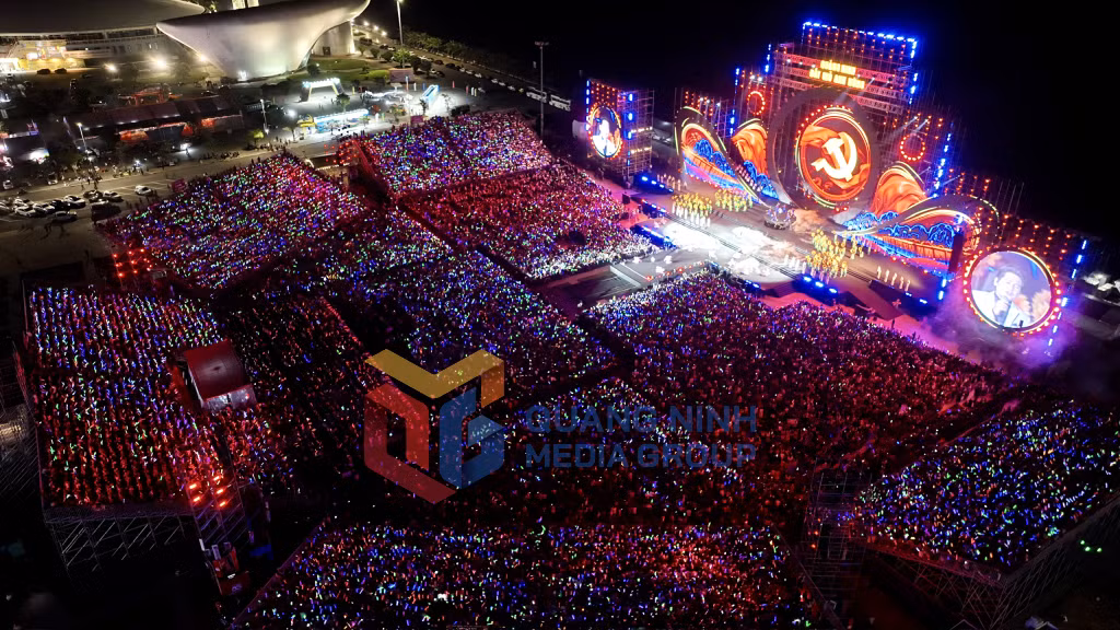 2025-11_Concert Quảng Ninh - Đất Mỏ anh hùng - là sân khấu có quy mô lớn nhất trong số các chương trình nghệ thuật do tỉnh tổ chức. Ảnh: PV