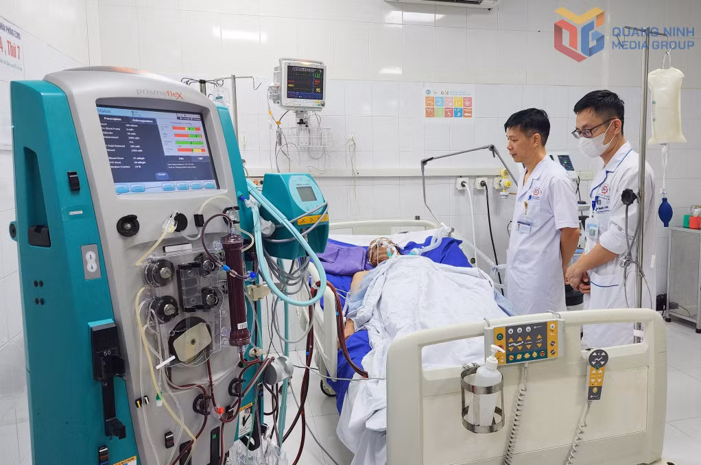 Các bác sĩ Bệnh viện Đa khoa tỉnh sử dụng kỹ thuật ECMO cùng các biện pháp hồi sức tích cực cứu sống người bệnh.
