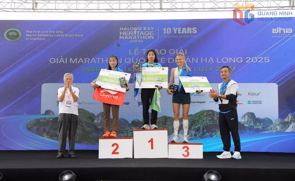 Ban Tổ chức trao giải nhất, nhì, ba cho VĐV nữ ở cự ly 21km.