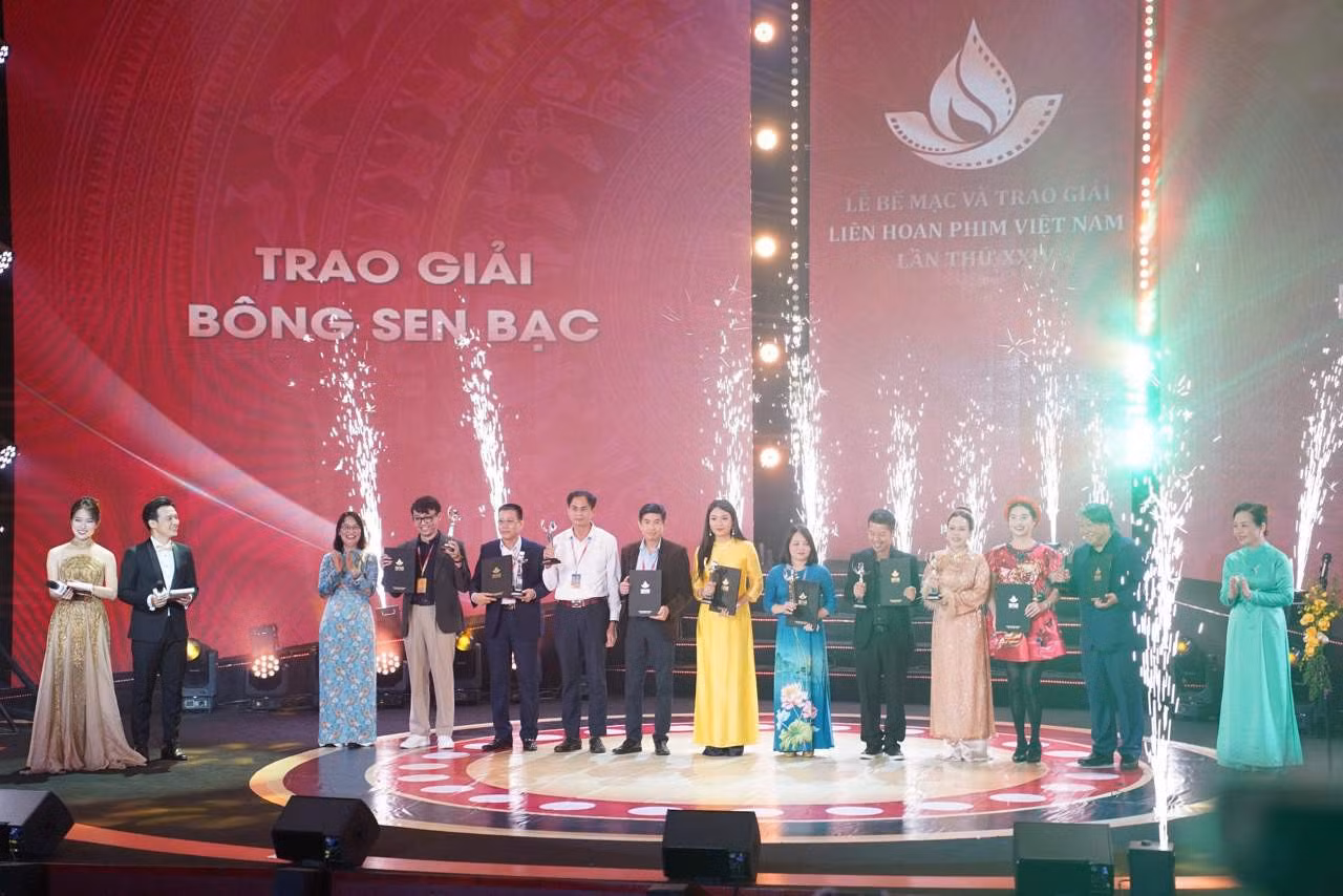 Trao giải Bông Sen Bạc. Ảnh: Ken Vũ.