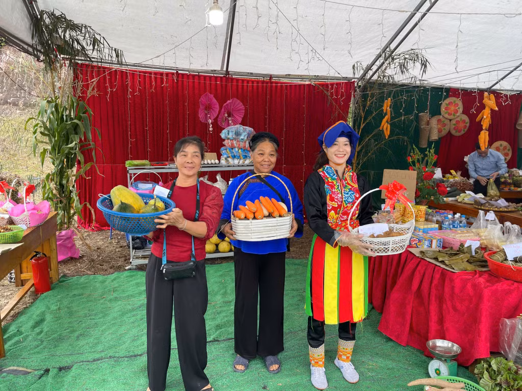 Bà Vi Thị Phiên (đứng giữa), 64 tuổi, người dân tộc Dao, thôn Khe phấn khởi tham gia phiên chợ quê trong Ngày hội Đại đoàn kết toàn dân tộc.
