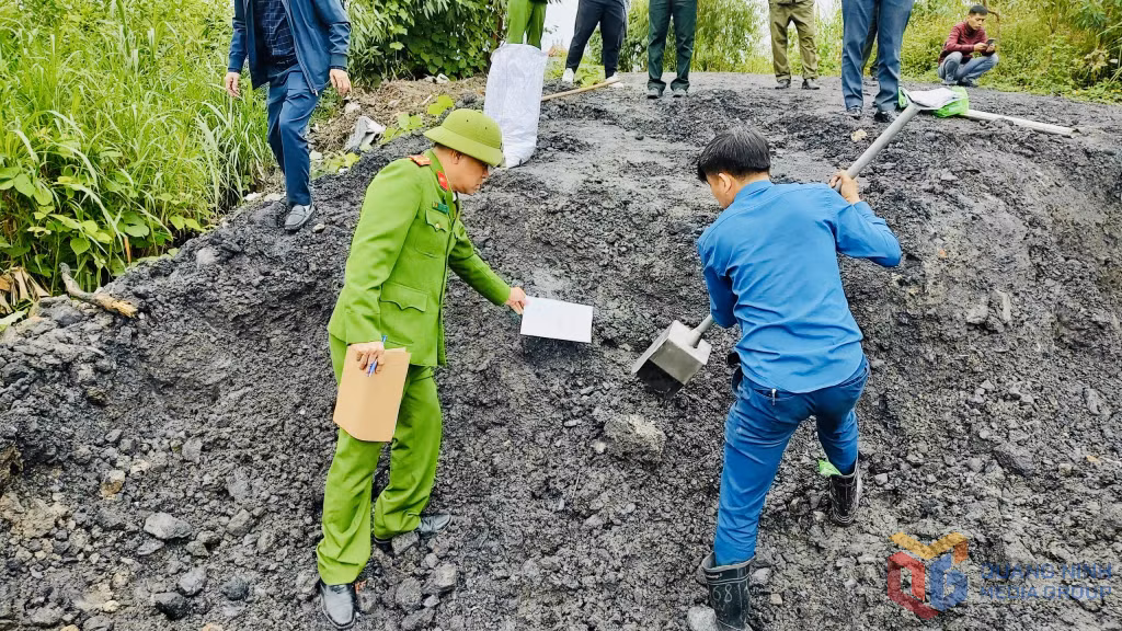 Lực lượng chức năng tiến hành lấy mẫu xét nghiệm để làm rõ hành vi vi phạm.