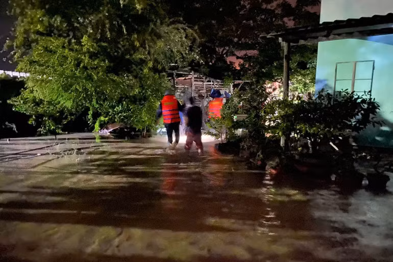 Nước tràn vào các khu dân cư. (Ảnh: Người dân cung cấp)