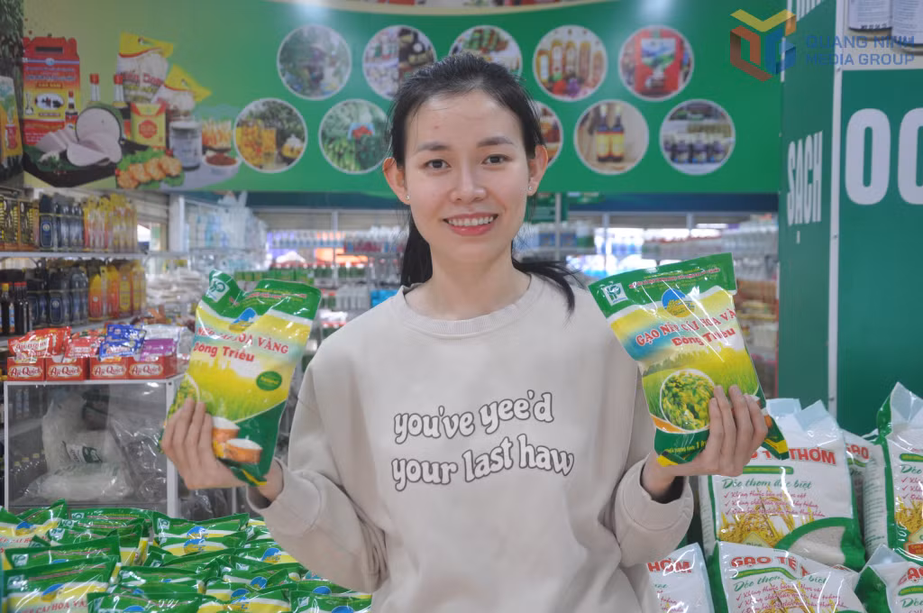 Gạo nếp cái hoa vàng Đông Triều thu hoạch vào dịp cuối năm, có vị dẻo thơm đặc trưng.
