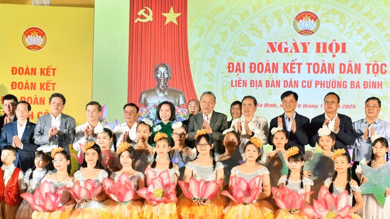 Tổng Bí thư Tô Lâm cùng các đồng chí lãnh đạo Đảng, Nhà nước và các đại biểu với nhân dân, các cháu thiếu nhi tại ngày hội. (Ảnh: DUY LINH)