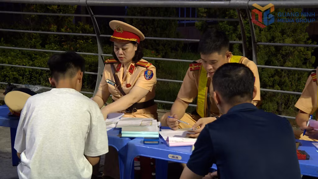 Lực lượng Cảnh sát giao thông lập biên bản trường hợp thanh thiếu niên vi phạm trật tự an toàn giao thông.