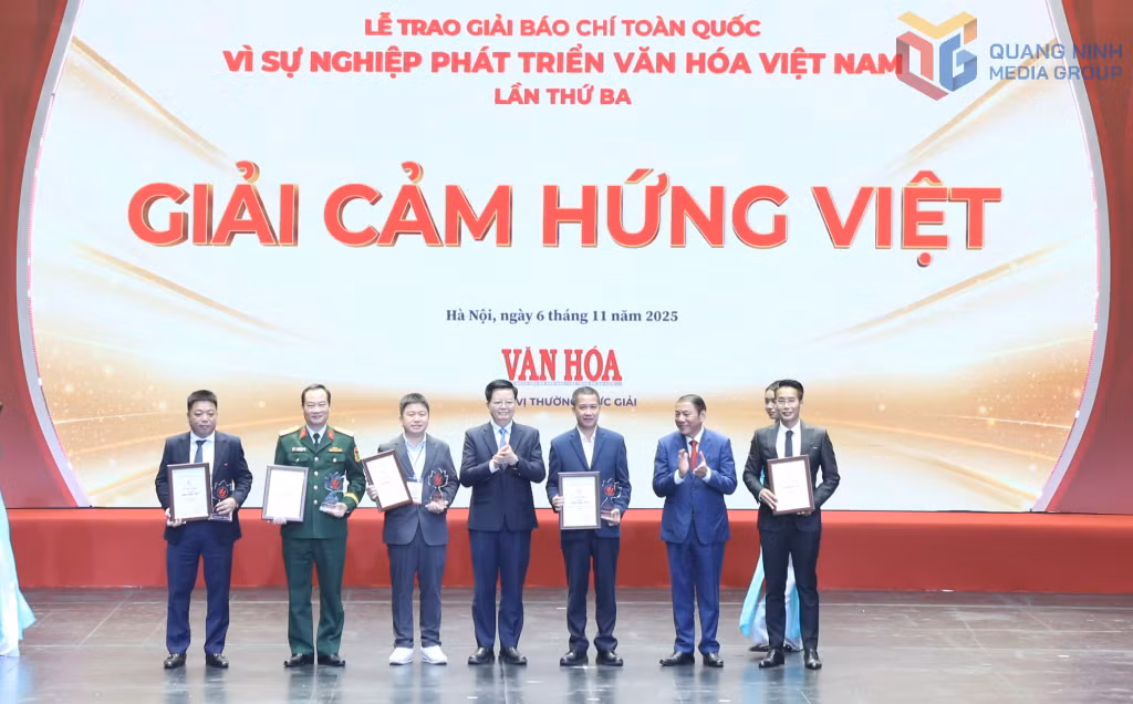 Phó Thủ tướng Chính phủ Mai Văn Chính, Bộ trưởng Bộ Văn hóa, Thể thao và Du lịch Nguyễn Văn Hùng trao giải 