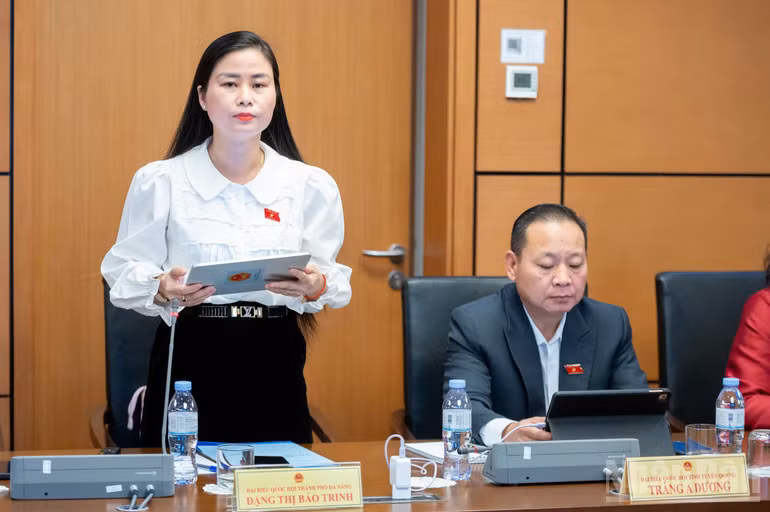 Đại biểu Đặng Thị Bảo Trinh (Đà Nẵng) phát biểu. (Ảnh: THỦY NGUYÊN)