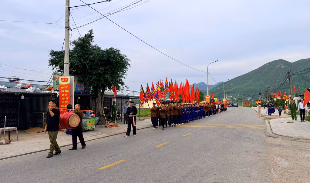 Nhân dịp Ngày hội Đại đoàn kết toàn dân tộc được tổ chức trong toàn tỉnh, nhiều địa phương đã kết hợp tổ chức các hoạt động lễ hội truyền thống, hoặc các hoạt động sinh hoạt cộng đồng cho người dân. Như ở xã Quảng La, người dân đã tổ chức lễ mừng cơm mới gắn với Ngày hội Đại đoàn kết...