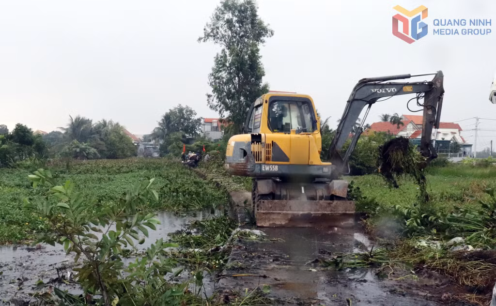 Khu Liên Hoà 3 huy động nhân dân, máy móc tham gia nạo vét và khơi thông dòng chảy kênh, mương.