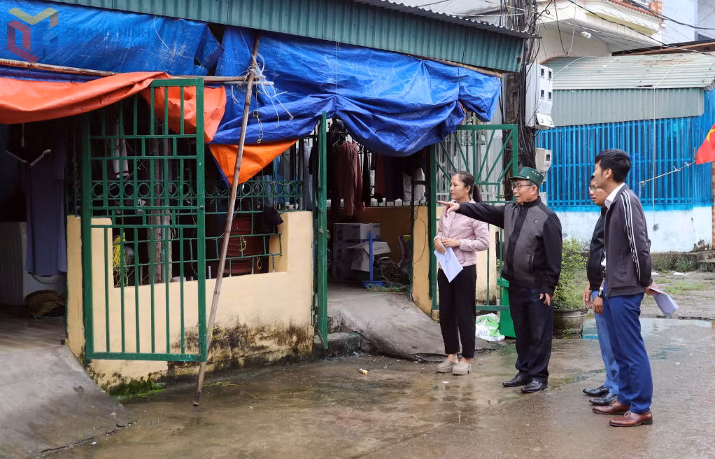 Ông Hoàng Văn Minh (đội mũ), thôn Cái Tó tự nguyện hiến gần 30m² đất, lùi cả phần cổng nhà vào trong để mở rộng đường.
