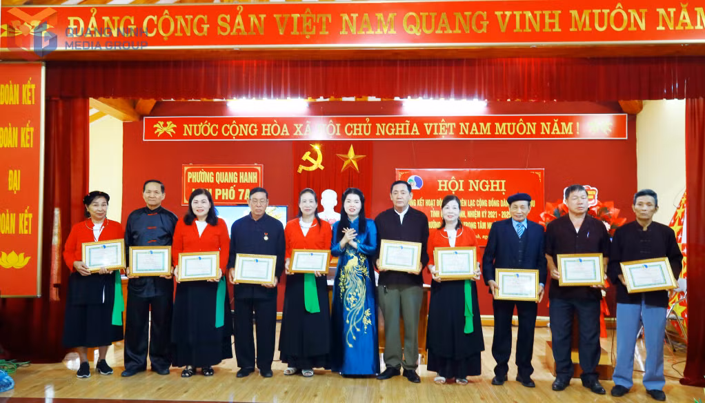Tại hội nghị, đại diện phường Quang Hanh, Trung tâm Nghiên cứu, bảo tồn và phát triển văn hóa Sán Dìu Việt Nam đã khen thưởng cho các cá nhân có thành tích xuất sắc thời gian qua.