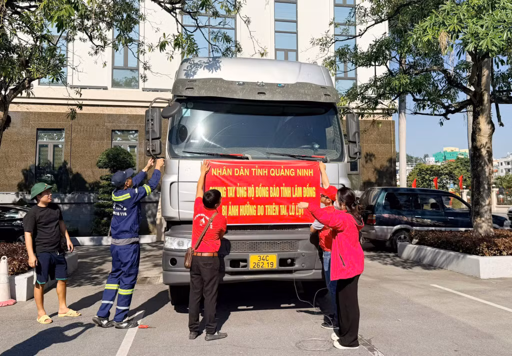 Những chiếc xe chất đầy hàng chục tấn hàng cùng dòng chữ 