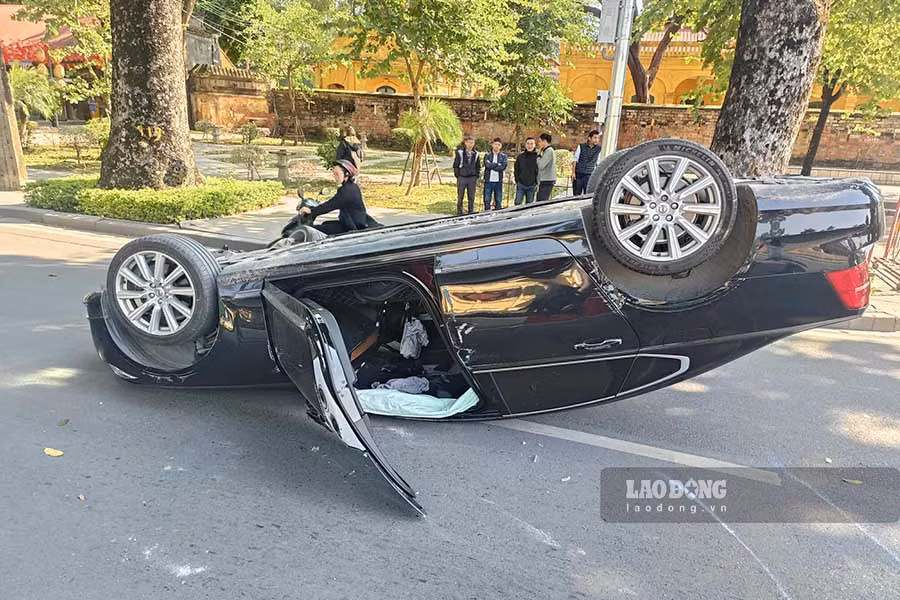 Ôtô nằm ngửa trên đường Hoàng Diệu, Hà Nội. Ảnh: Hà Hiếu