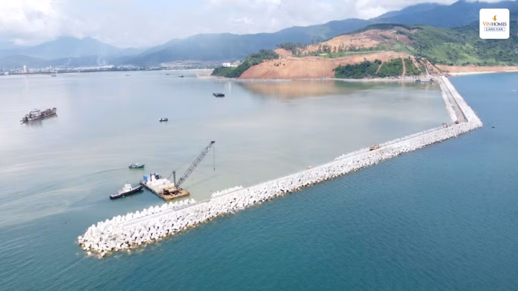 Cảng Liên Chiểu là hạ tầng đang được đẩy mạnh xây dựng, tạo động lực tăng giá và thu hút giao thương, dòng khách cho Vin Làng Vân