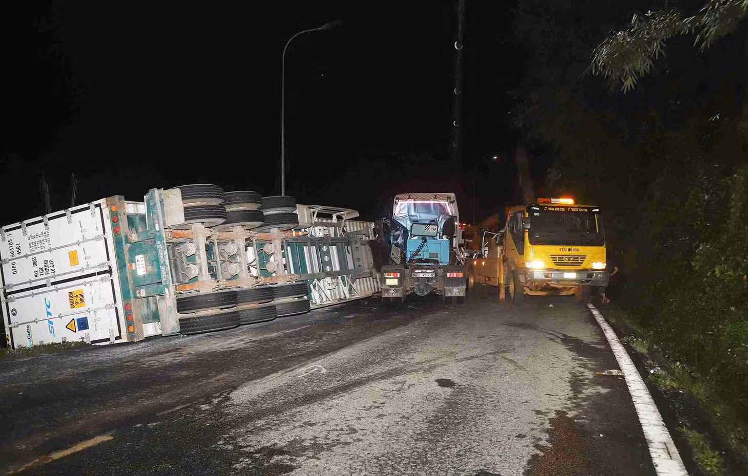 Hiện trường vụ tai nạn giao thông giữa container và xe tải trên đèo Bảo Lộc, tỉnh Lâm Đồng. Ảnh: Nguyễn Quân