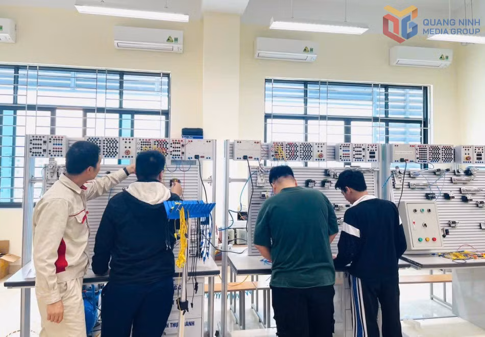 Thầy giáo hướng dẫn sinh viên Khoa Điện - Điện tử (Trường Cao đẳng Việt - Hàn Quảng Ninh) lắp các thiết bị điện.